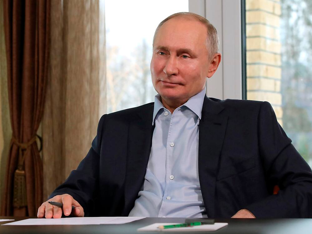 Wladimir Putin, Präsident von Russland, nimmt per Videokonferenz an einem Treffen mit Universitätsstudenten anlässlich des russischen Studententags teil. Foto: Mikhail Klimentyev/Pool Sputnik Kremlin/AP/dpa