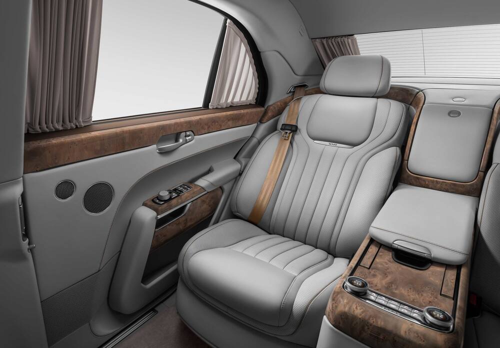 Si vous poussez le siège du passager avant vers l'avant depuis le siège présidentiel à l'arrière droit, vous obtenez même un espace impérial pour les pieds.