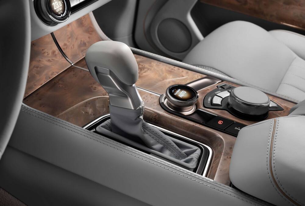 Comme l'ensemble du groupe motopropulseur, qui développe 598 chevaux à combustion interne et 63 chevaux électriques, la transmission automatique à neuf vitesses a été développée par Aurus.