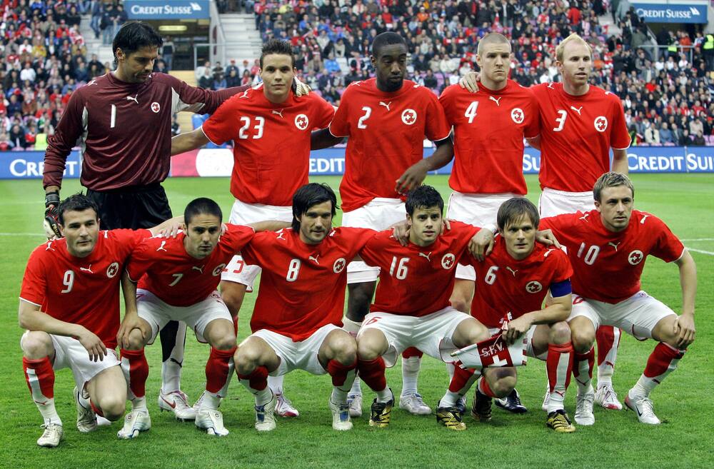 Die Schweizer Nati von 2006 im Spiel gegen Südkorea: Pascal Zuberbühler, Philipp Degen, Johan Djourou, Philippe Senderos, Ludovic Magnin (hintere Reihe von links nach rechts). Alex Frei, Riccardo Cabanas, Raphael Wicky, Tranquillo Barnetta, Johan Vogel (C) und Daniel Gygax (vordere Reihe von links nach rechts).
