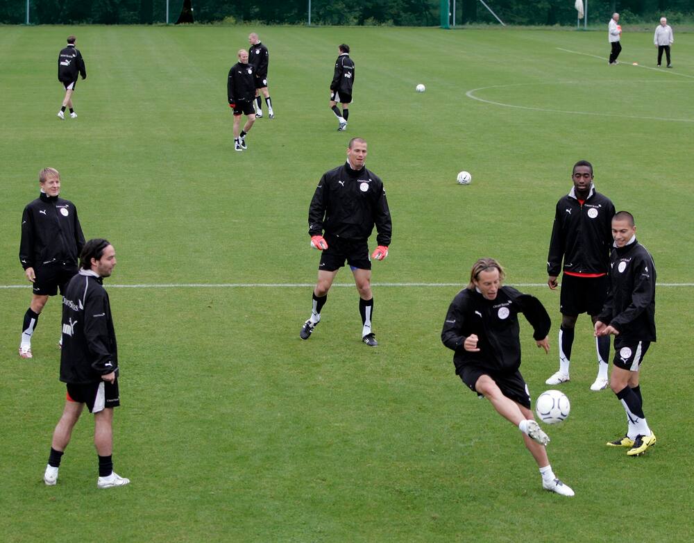 Convoqué pour l'Euro 2008, Djourou ne sera pas aligné à domicile. Deux autres Genevois (Patrick Müller et Philippe Senderos) lui sont préférés.