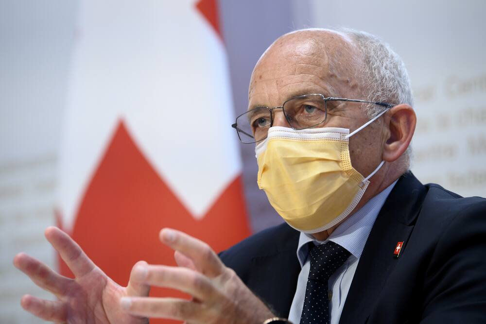 Le conseiller fédéral Ueli Maurer a remis le certificat Corona vendredi.