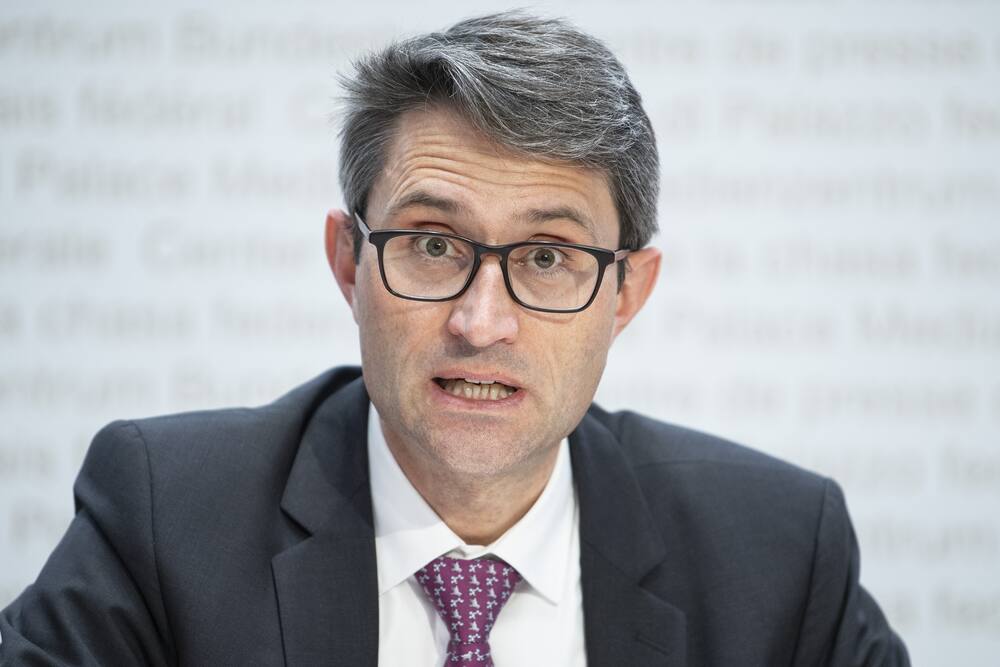 Les cantons sont désormais également satisfaits. Le directeur général de la santé, Lukas Engelberger, estime qu'il est réaliste de penser que d'ici les vacances d'été, tous ceux qui le souhaitent auront un certificat.