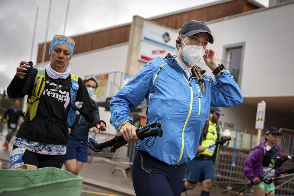 Une coureuse enleve son masque apres le depart de la course du «Swiss Canyon Trail».