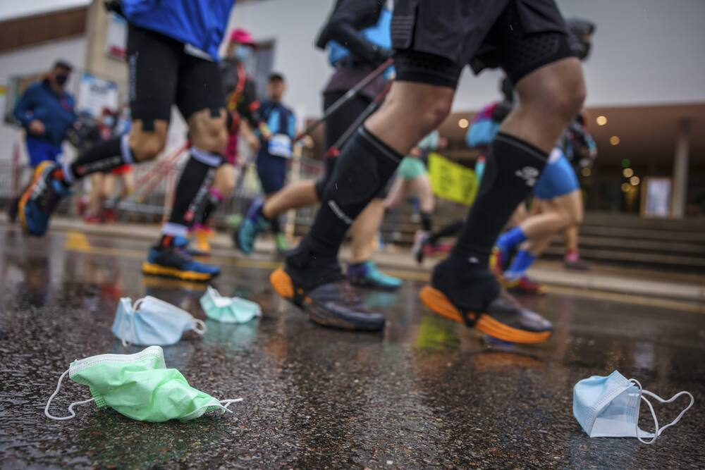 Des masques restent malgré tout au sol.