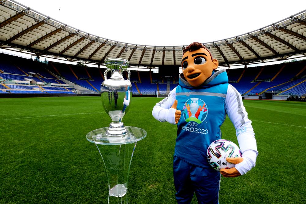 La mascotte du tournoi a posé dans le Stadio Olimpico de Rome en compagnie du trophée.