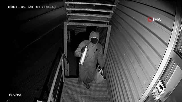 Une caméra de surveillance filme un homme cagoulé peu avant qu'il ne lance de l'acide butyrique à l'intérieur d'une entreprise de production de kebabs à Dulliken.