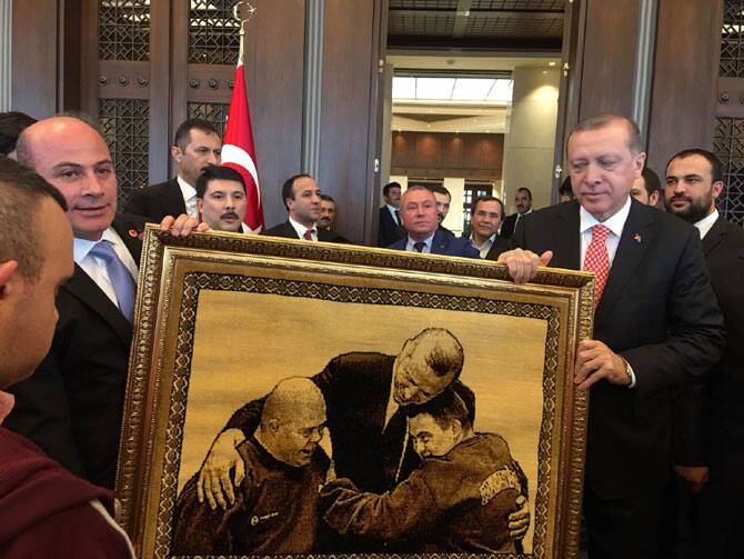 Celui-ci (ici à gauche) est un fervent partisan de l'homme fort de Turquie, Erdogan (à droite).