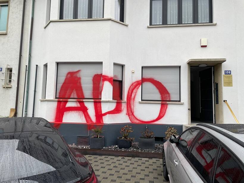 Ils ont notamment tagué les lettres APO sur la façade. C'est le nom du leader emprisonné du Parti des travailleurs kurdes, Abdullah Öcalan.