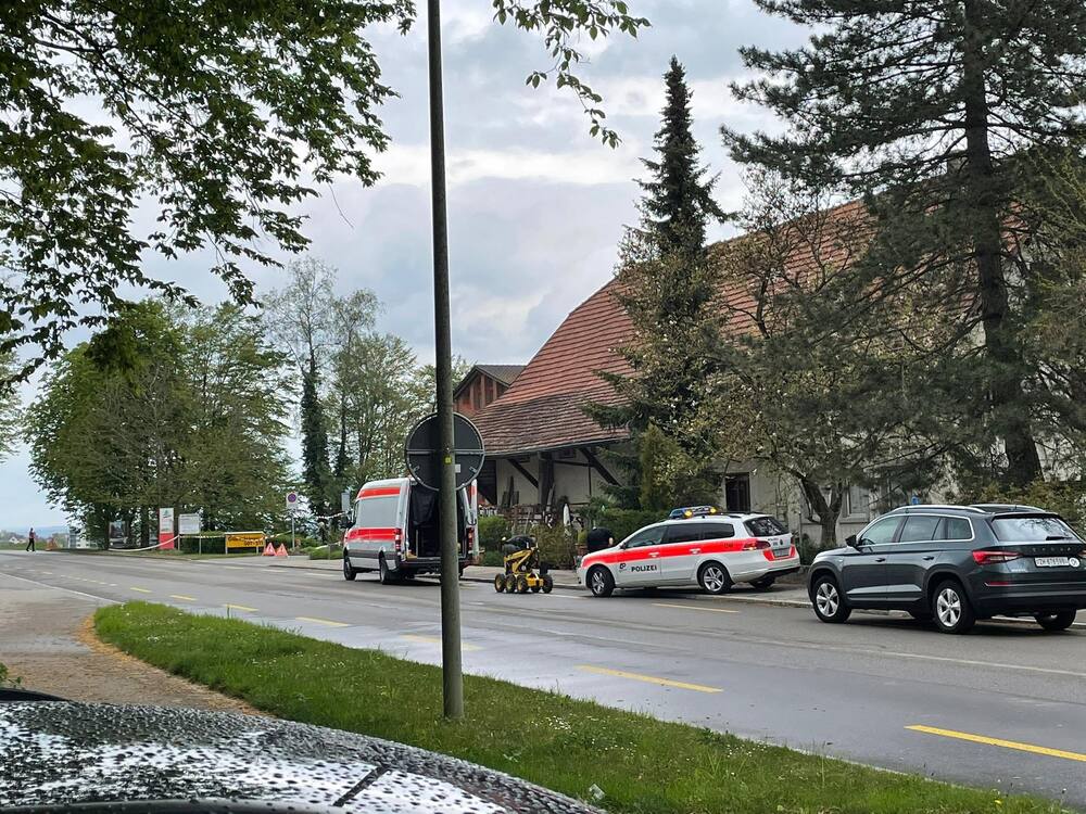 Début mai, un robot bombe de la police a même dû désamorcer un engin explosif au siège de l'association à Rümlang. Personne n'a été blessé, le système judiciaire enquête sur ces affaires.