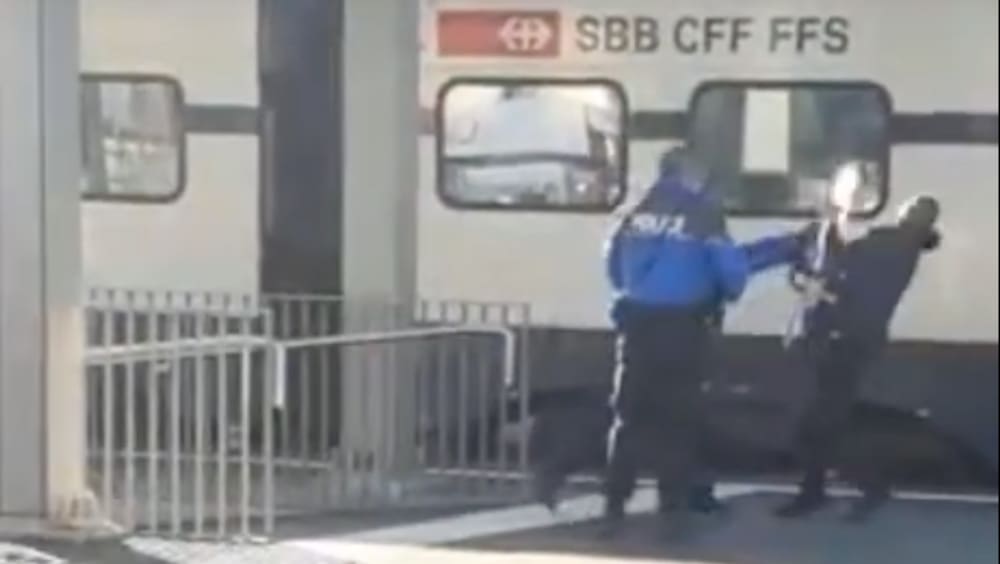 La police neutralise un homme armé d’un couteau en pleine gare de Renens La police neutralise un homme armé d’un couteau en pleine gare de Renens