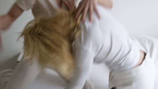 Un Valaisan surprend sa femme au lit avec un autre homme et Un Valaisan surprend sa femme au lit avec un autre homme et