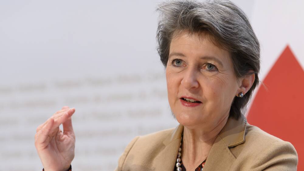 Simonetta Sommaruga prend des auto-stoppeuses sur la route Simonetta Sommaruga prend des auto-stoppeuses sur la route