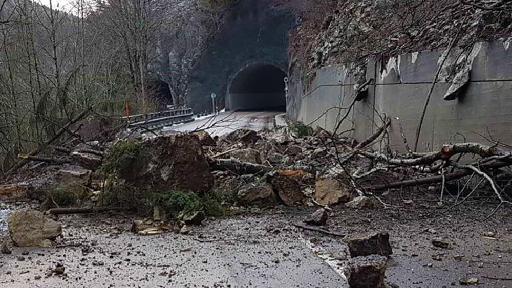 Route neuchâteloise fermée: Important éboulement dans le Val-de-Travers Route neuchâteloise fermée: Important éboulement dans le Val-de-Travers
