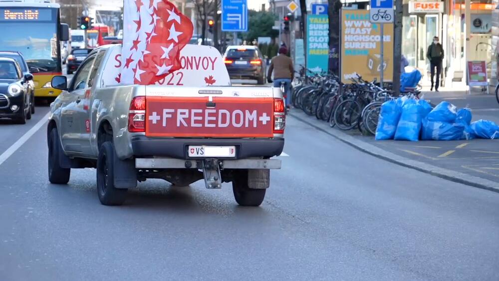 Une manif d’opposants aux mesures anti-Covid en SUV étouffée à Berne Une manif d’opposants aux mesures anti-Covid en SUV étouffée à Berne