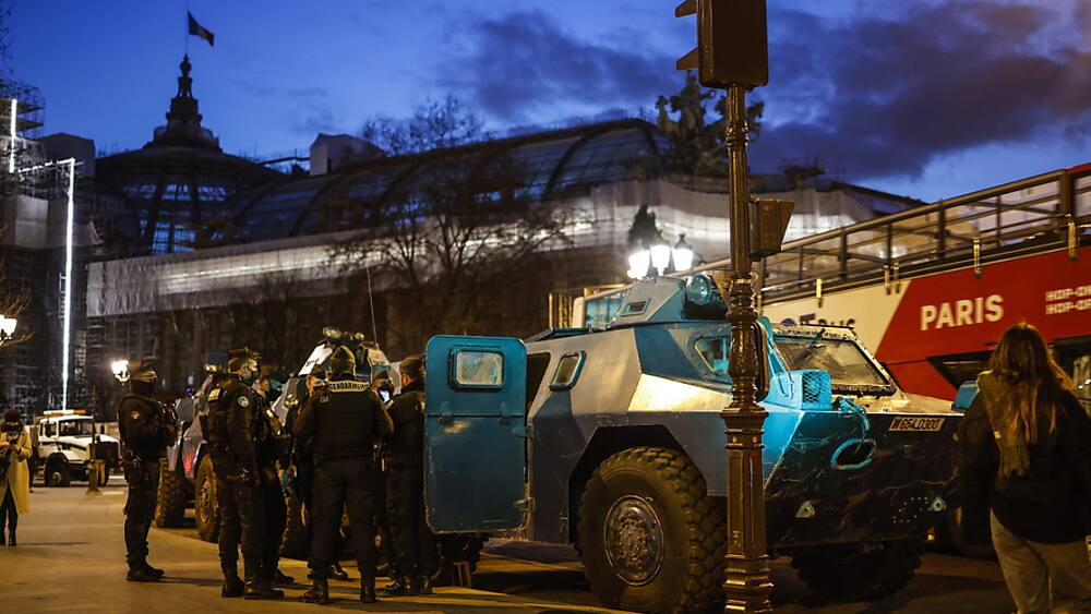 La police mobilisée contre les convois anti-pass vaccinal à Paris La police mobilisée contre les convois anti-pass vaccinal à Paris