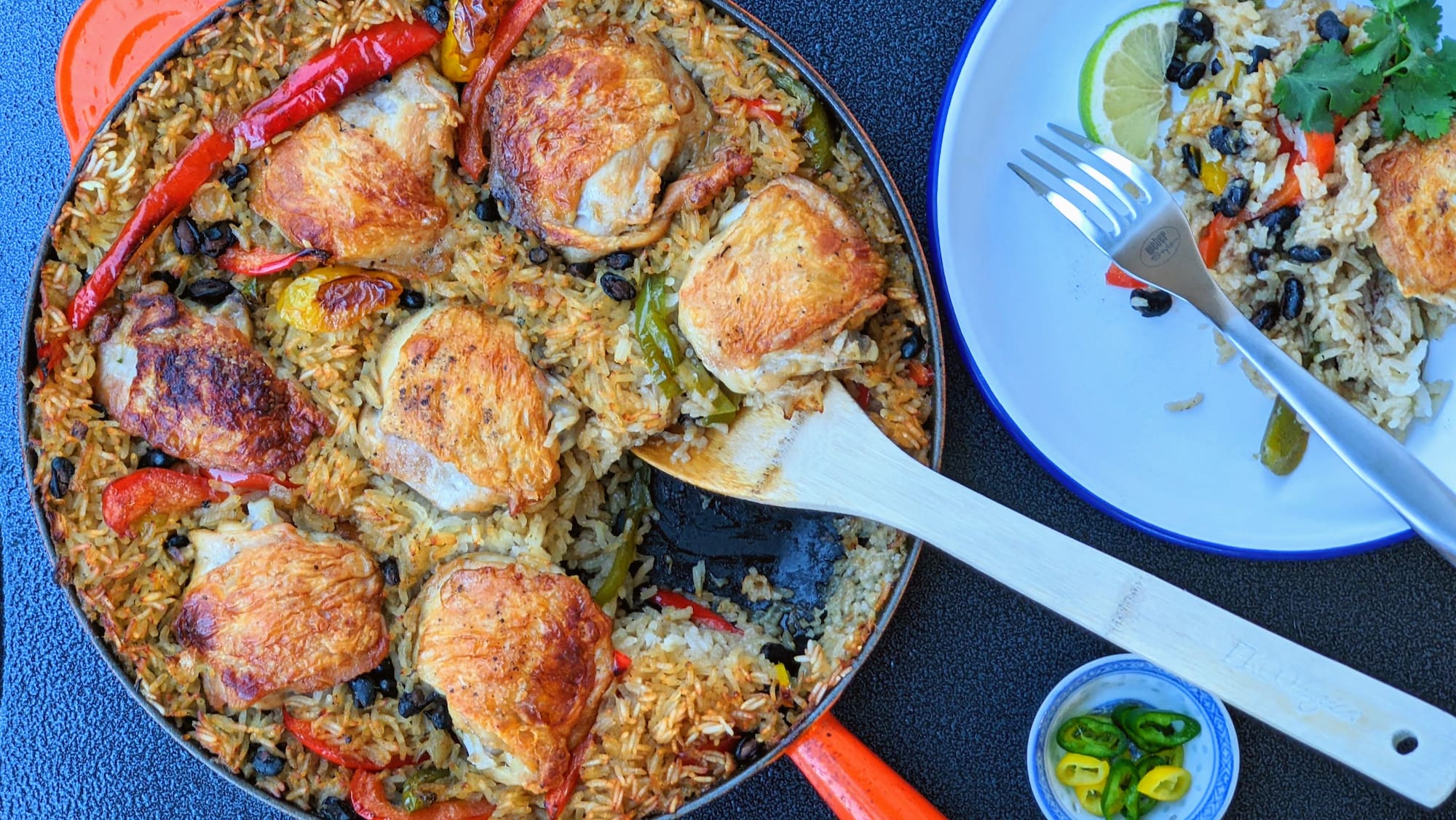 Recette de poêlée de poulet au riz, piments et haricots noirs - Blick