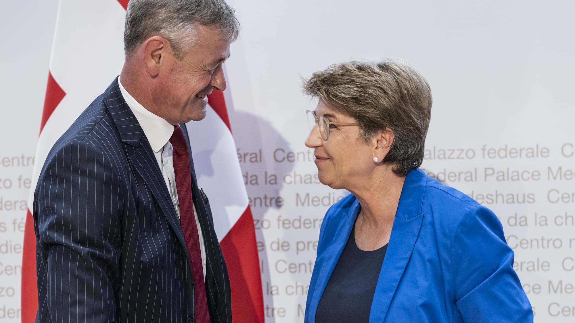 Défense: Les politiques demandent une enquête sur le cas Jean-Daniel Ruch