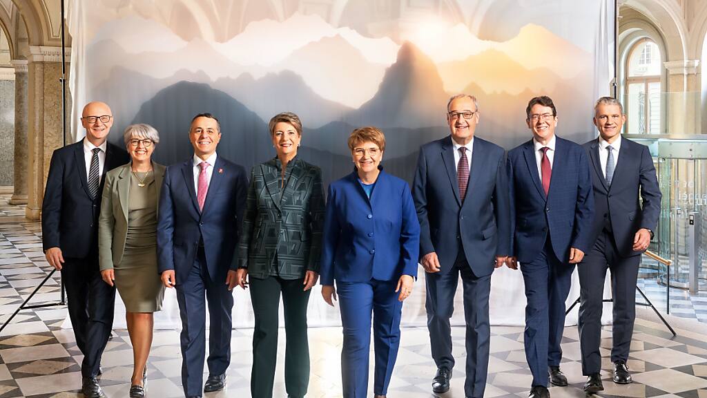 Photo officielle Sept conseillers fédéraux alignés devant douze montagnes