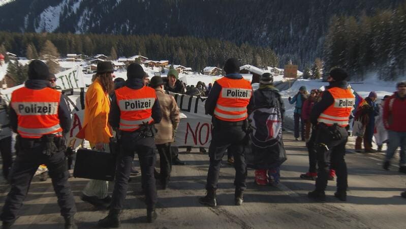 Des centaines d'activistes bloquent la route principale vers Davos au WEF