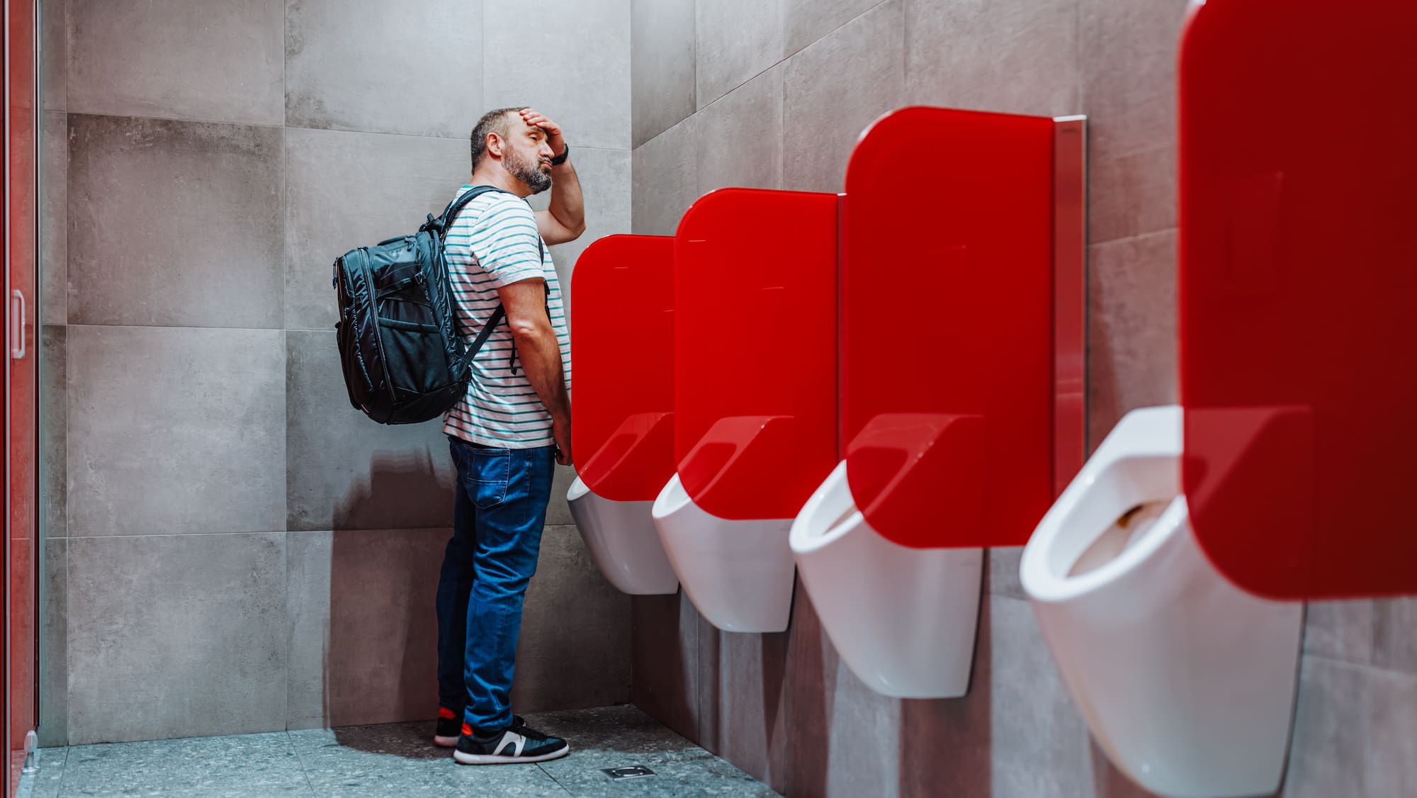 Les Hommes Souffrent De Faire Pipi L urinoir Dans Les Toilettes Publiques les-hommes-souffrent-de-faire-pipi-l-urinoir-dans-les-toilettes-publiques