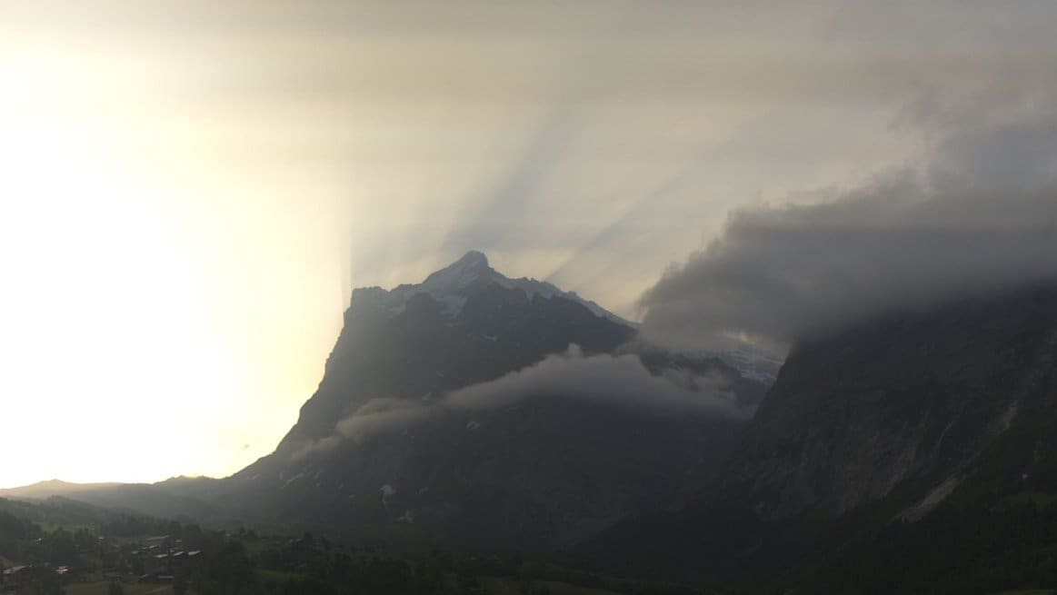 La fumée des incendies canadien cause un voile sur le ciel européen La fumée des incendies canadien cause un voile sur le ciel européen