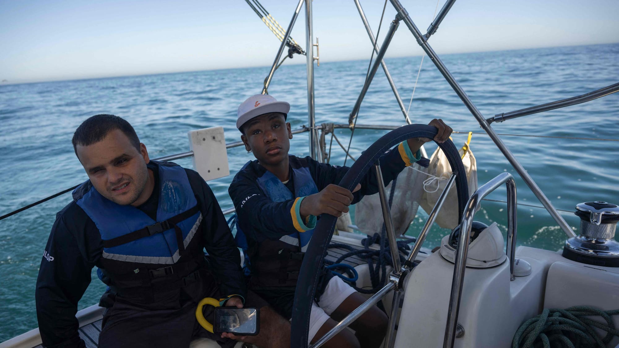 Brisant les Barrières : Un Non-Voyant Réalise son Rêve de Skipper à Rio