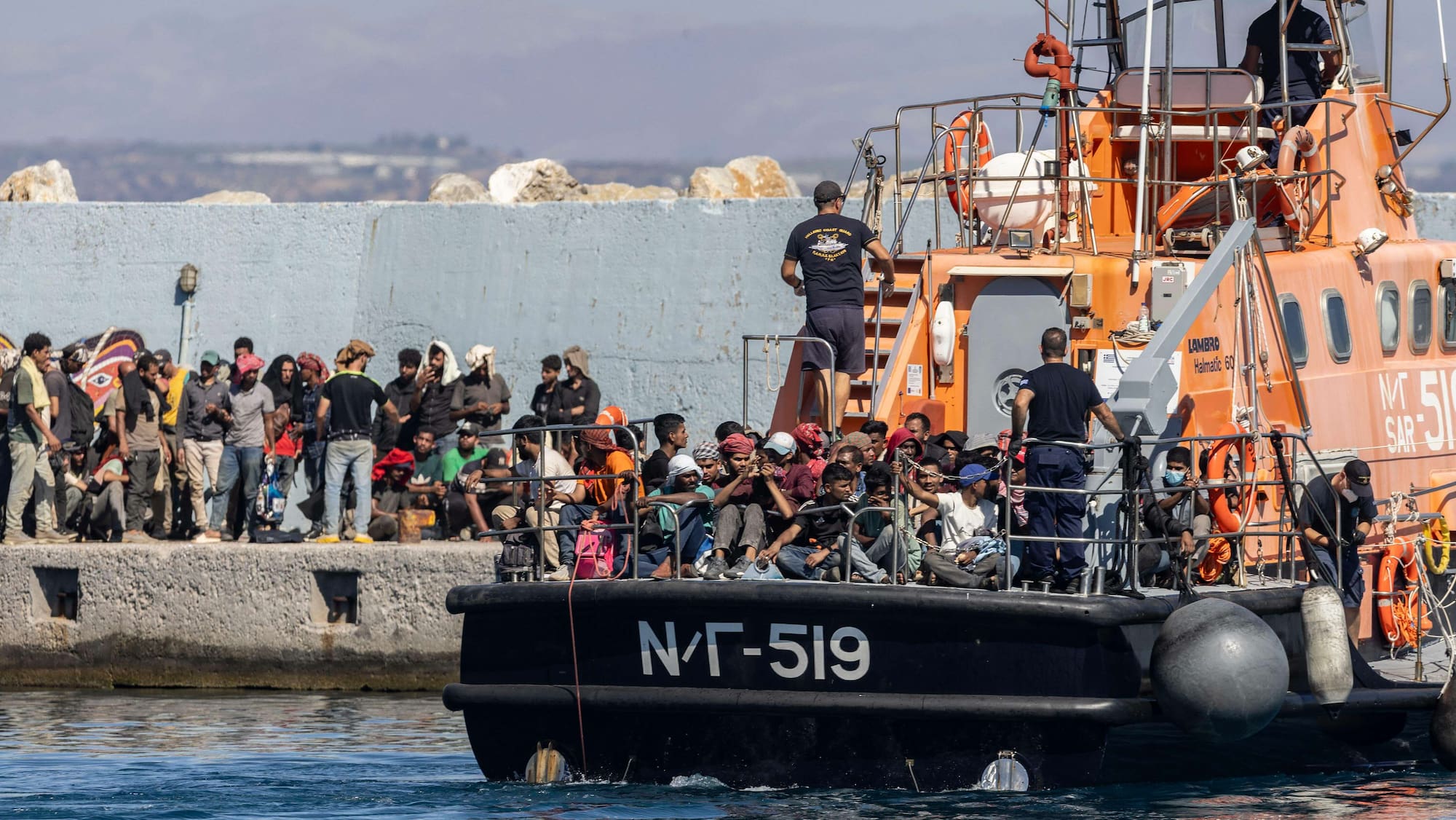 Παράτυπη μετανάστευση: Οι δρόμοι αλλάζουν – Κρήτη, Έβρος, διακινητές και η μάχη των επιστροφών
