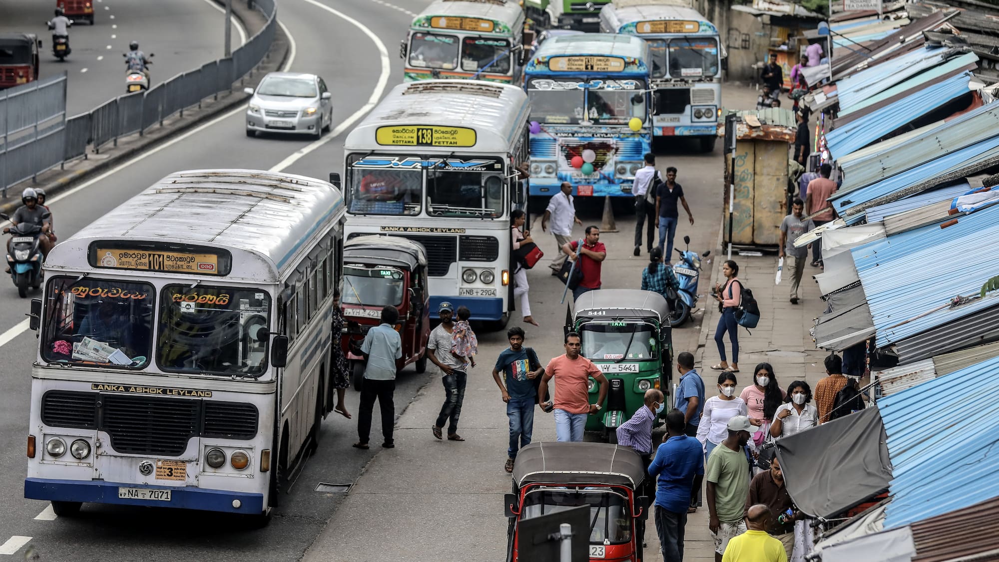 Sri Lanka: 15 morts dans la chute d'un bus au fond d'un ravin - Blick