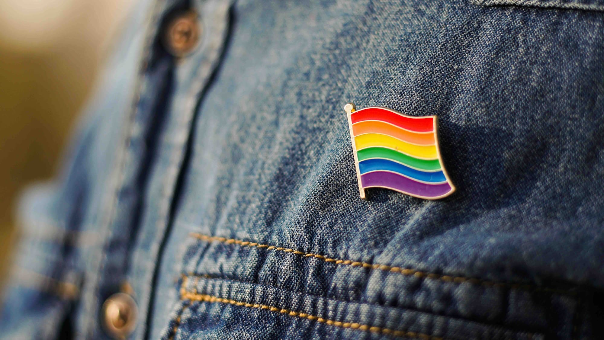 Un agent du FBI dit avoir été licencié pour un drapeau LGBT+ - Blick