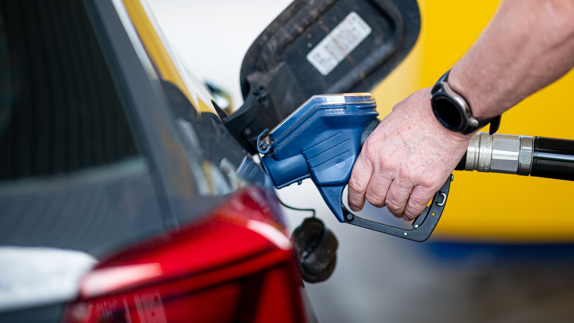 19 centimes de différence à la pompe: Les automobilistes suisses se font-ils arnaquer sur le prix de l'essence?