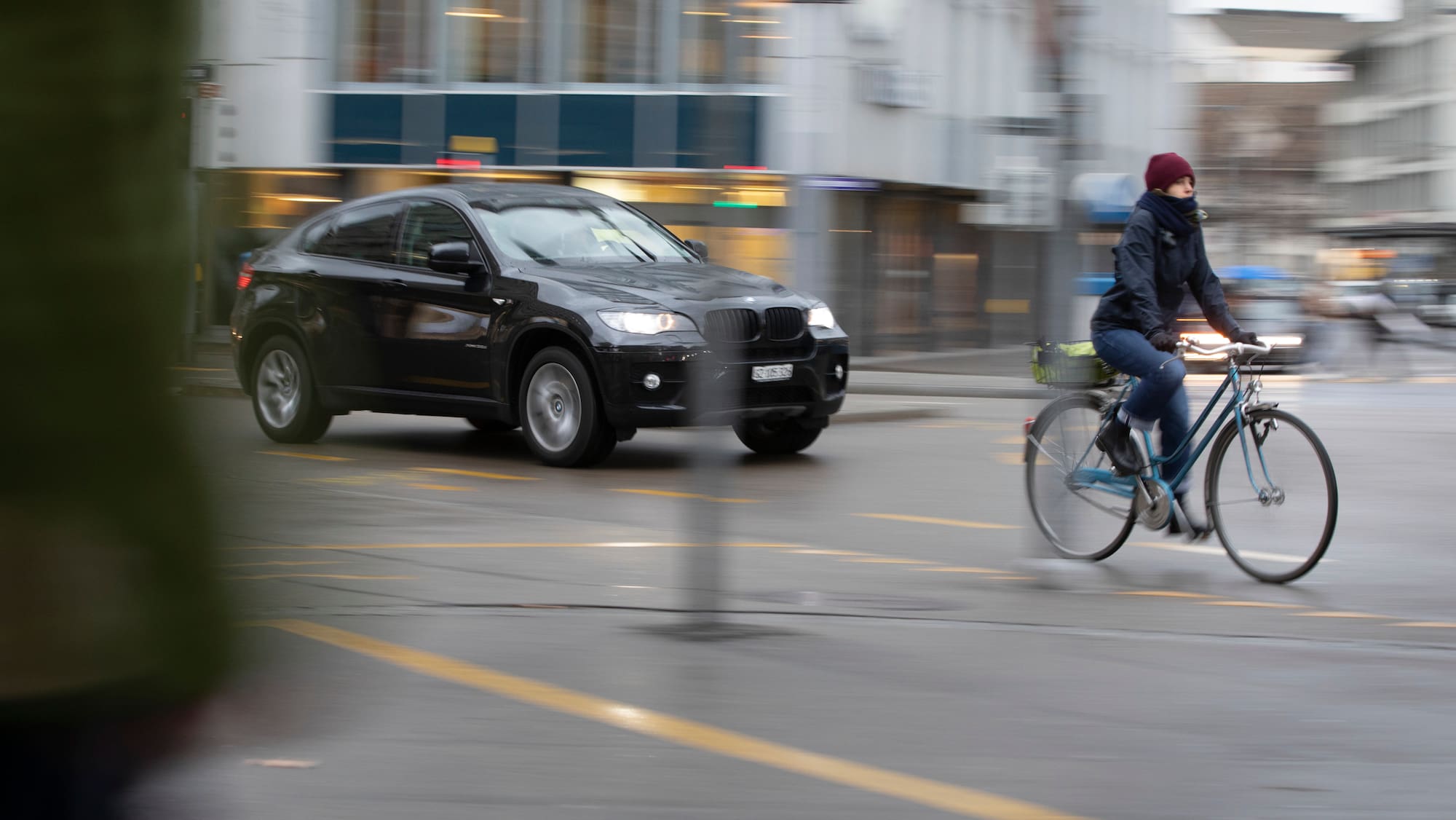 Photo: blick.ch Voiture: Les automobilistes frôlent trop les cyclistes
