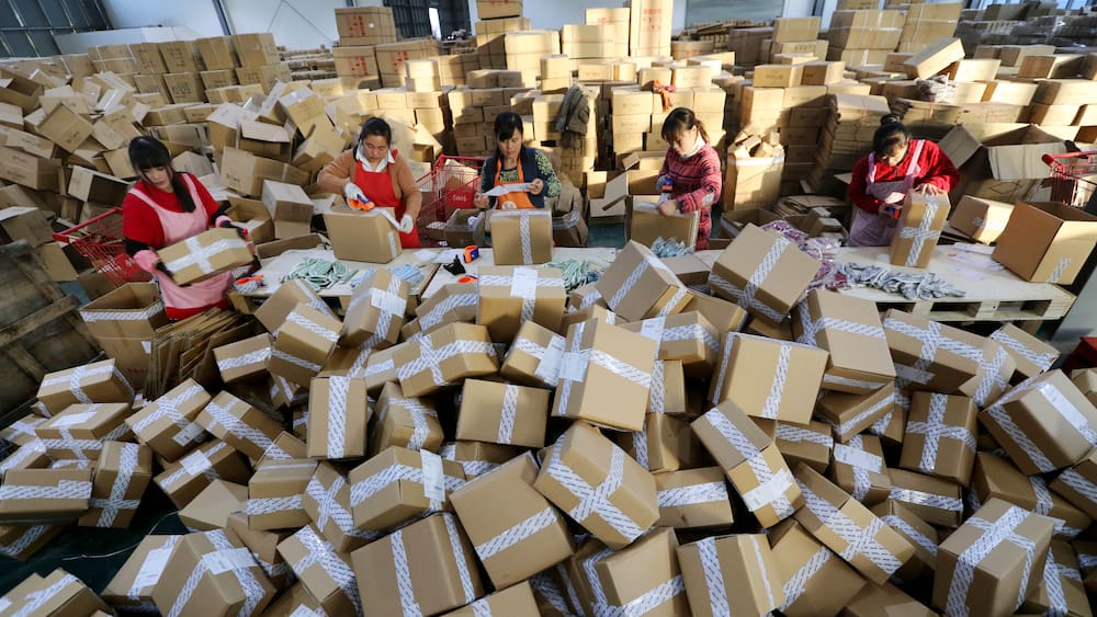 Chinese postal staff to disinfect packages Chinese postal staff to disinfect packages