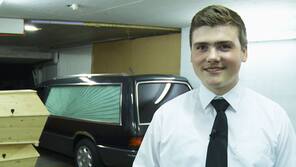 Schwere Vorwürfe an Promi-Bestatter Kevin Huguenin (21)