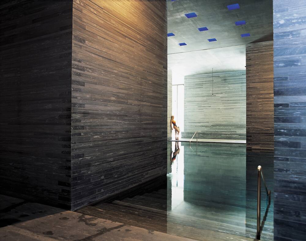 Herbst und Winter sind die besten Jahreszeiten für eine Auszeit in Schweizer Wellness-Oasen, wie beispielsweise in Vals GR.