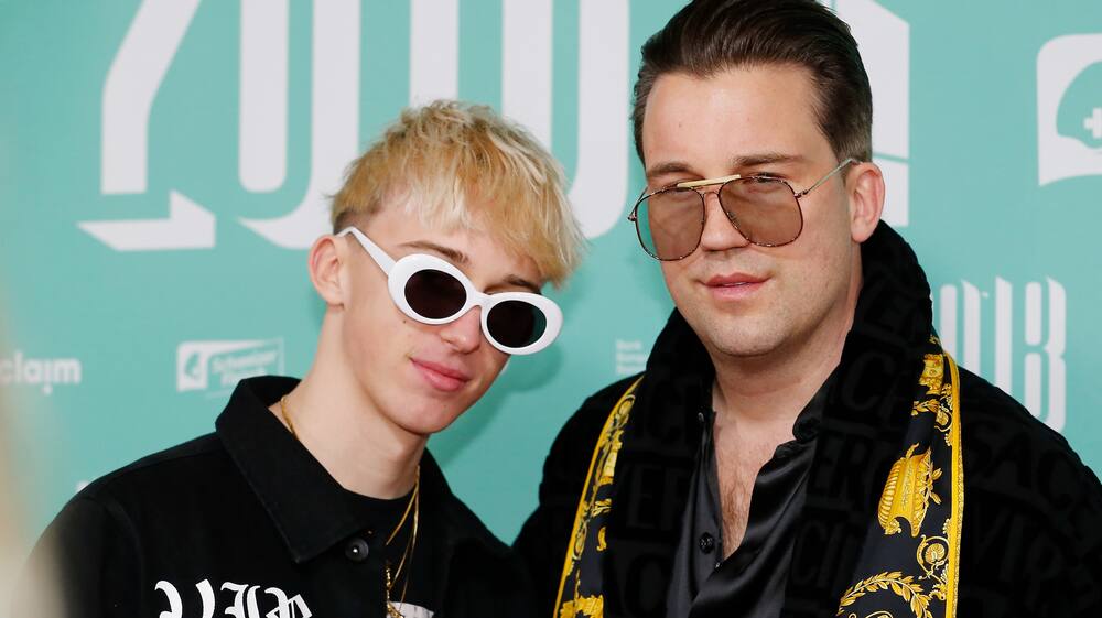 Download Entspannt In Beruhmten Fussstapfen Das Machen Die Kinder Der Stars Free Get Wallpaper Entspannt In Beruhmten Fussstapfen Das Machen Die Kinder Der Stars Free