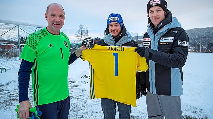 Elchtest: Luca Aerni im Penaltyschiessen mit Goalie Ravelli - Blick