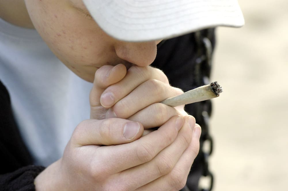 Psychiater über Folgen von Kiffen für Jugendliche - Blick