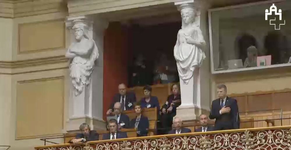 Der ungarische Parlamentspräsident László Kövér (stehend) war heute zu Besuch im Bundeshaus.