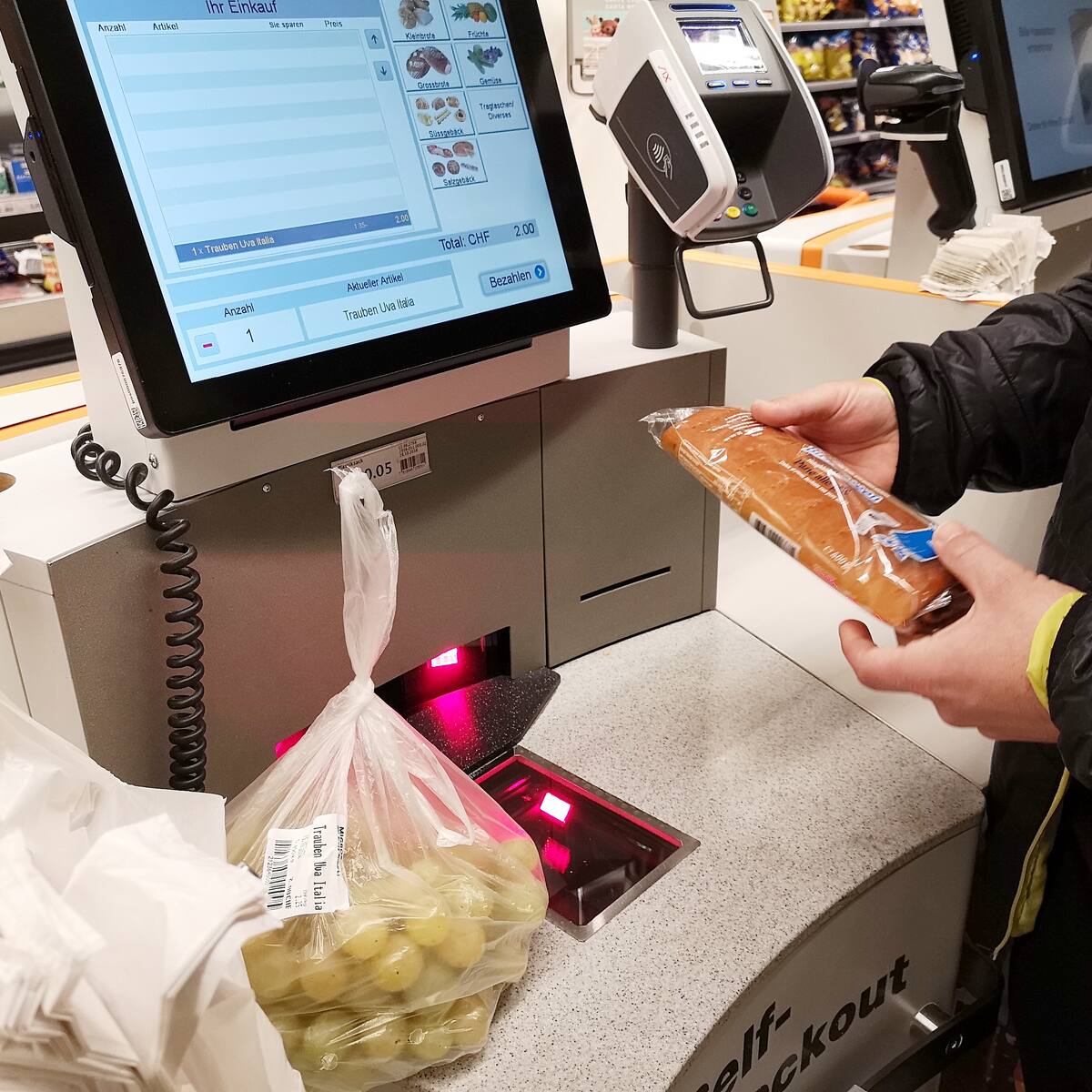 Die Migros Tuftelt An Der Vollautomatischen Filiale Blick