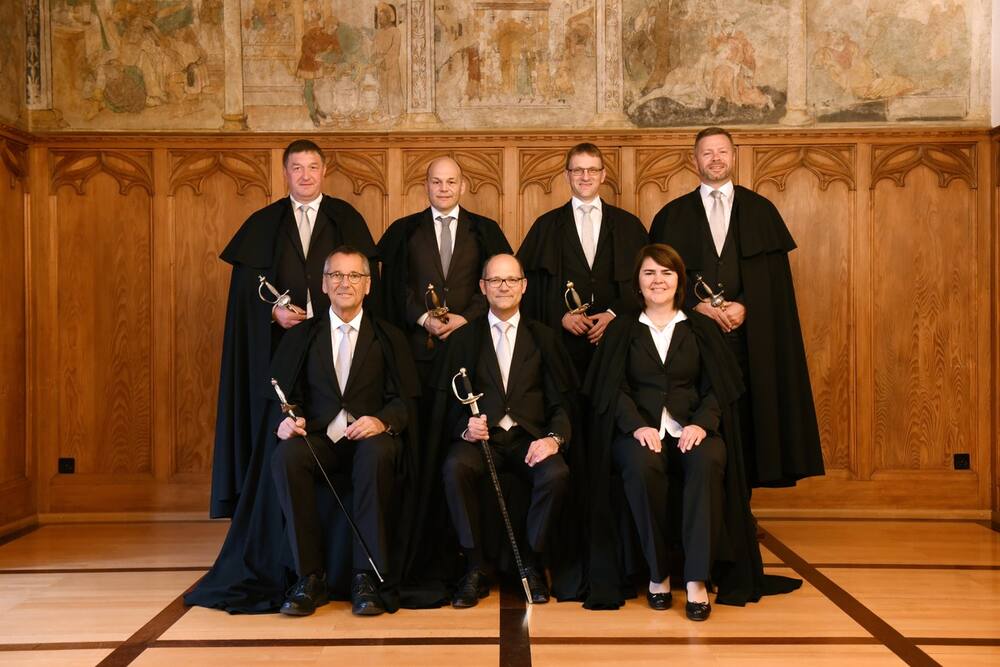 Der Regierung des Kanton Appenzell Innerrhoden: (hinten v.l.n.r.) Der verstorbene Landesfähnrich Martin Bürki, Bauherr Ruedi Ulmann, Landeshauptmann Stefan Müller, Säckelmeister Thomas Rechsteiner, (vorne v.l.n.r.) stillst. Landammann Roland Inauen, reg. Landammann Daniel Fässler, Statthalter Antonia Fässler