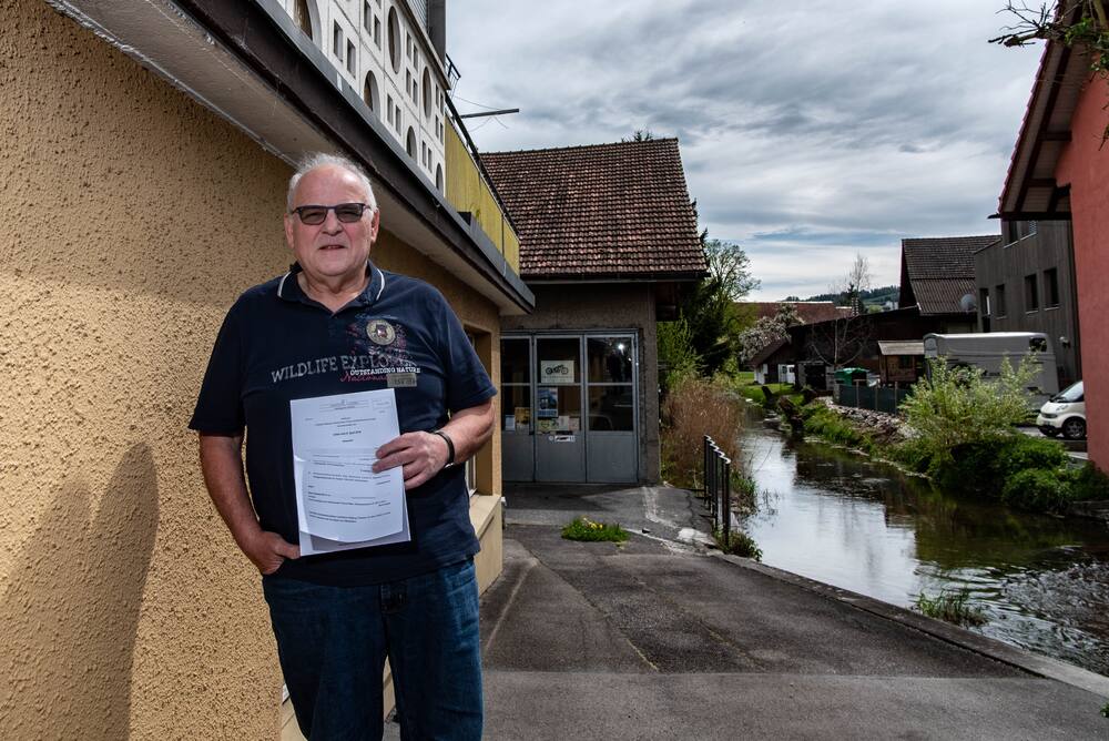Hans Müller (69) aus Ermensee LU hat sein Auto auf der Zufahrt des Nachbarn abgestellt und wurde deshalb wegen Nötigung verurteilt. Nun soll er eine Busse zahlen. Doch das will er nicht. Er sagt: Lieber gehe ich ins Gefängnis.