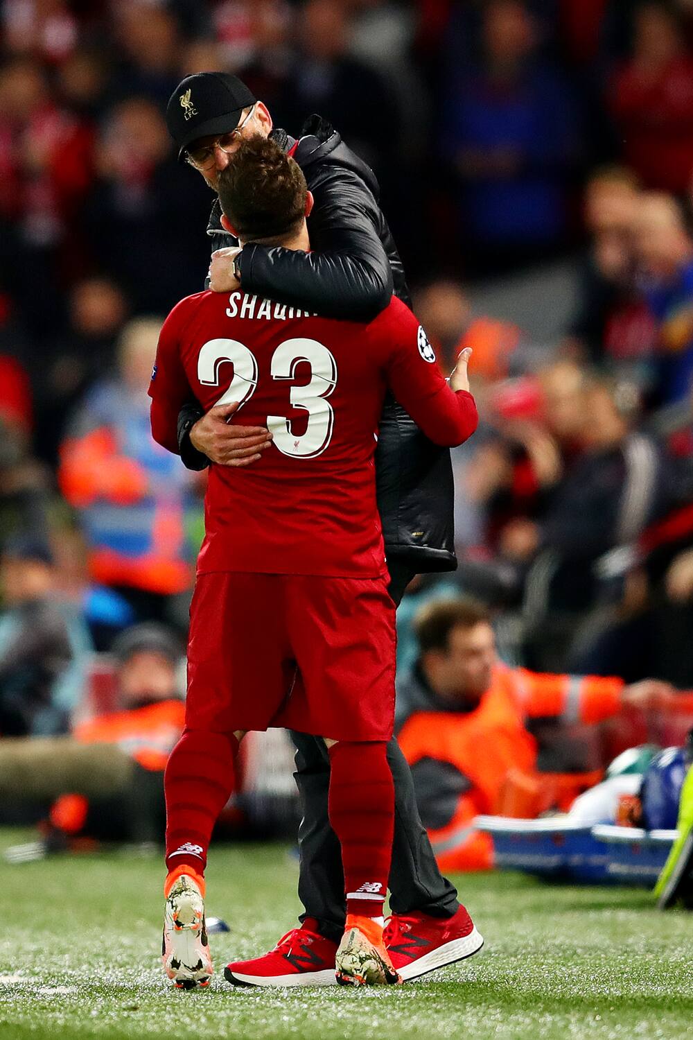 Klopp umarmt Shaqiri bei seiner Auswechslung kurz vor Schlusspfiff.