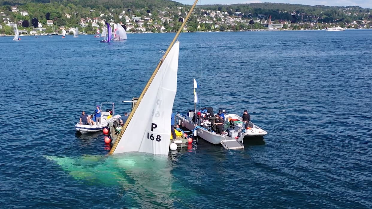 Taucher fischen Segelboot aus dem Zürichsee - Blick