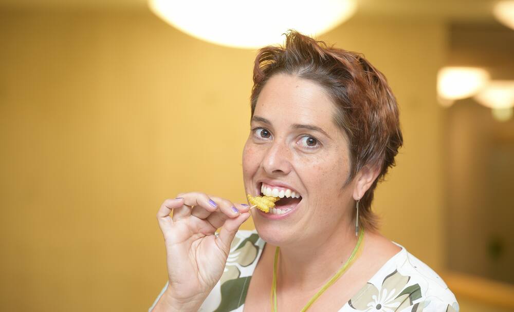 Isabelle Chevalley isst eine Samia Ricini. Die GLP-Politikerin hat dafür gesorgt, dass in der Schweiz auch Insekten als Lebensmittel zugelassen werden.