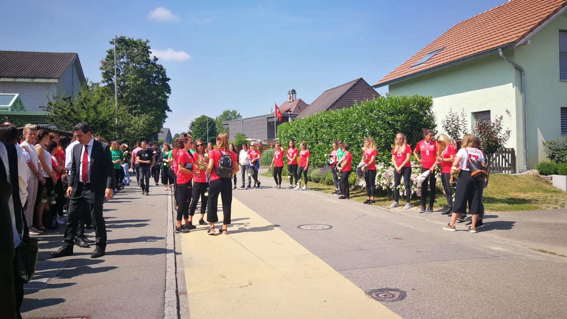 Familie und Freunde trauern Beerdigung von Florijana Ismaili Blick