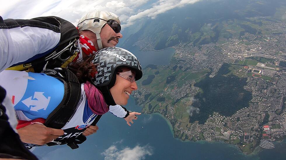 Wendy Holdener mit Fallschirmsprung aus über 3000 Meter