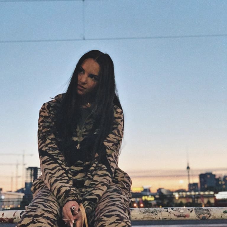 Rapperin Juju erobert die Charts: Wer ist sie eigentlich? - Blick