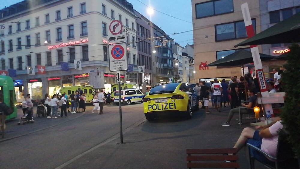Polizeieinsatz in Basel: 18-Jährige mit Messer auf Teenie los - Blick