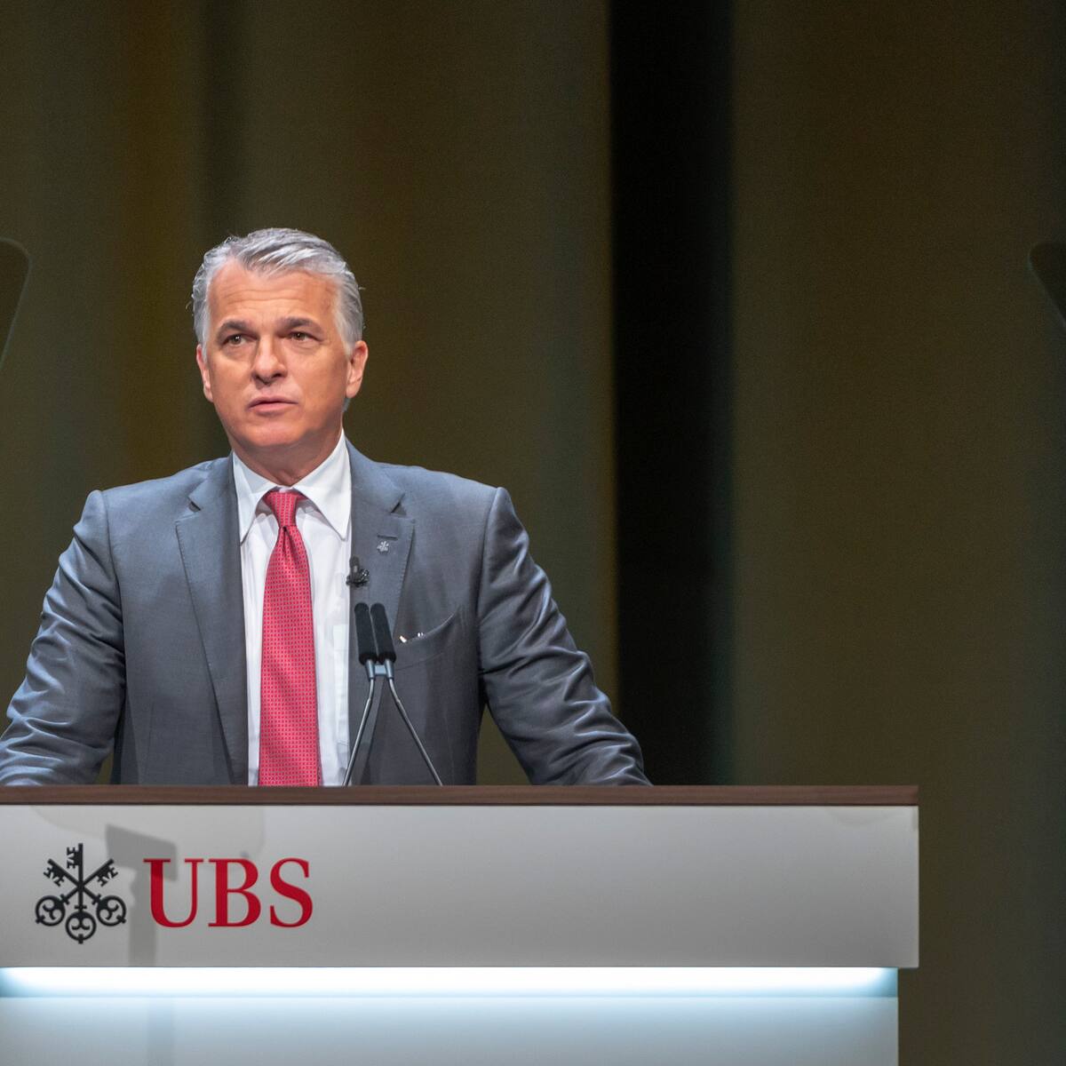 Ubs Fuhrt Negativzinsen Ab Bar Betragen Von 2 Millionen Ein Blick